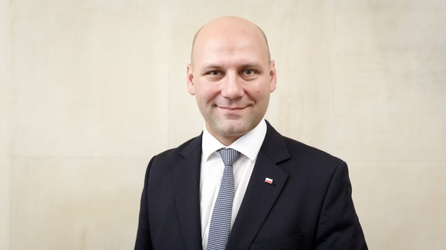 Wiceminister spraw zagranicznych Szymon Szynkowski vel Sęk poinformował, że Polska sprawdza, jakich środków prawnych można jeszcze użyć, żeby były stalinowski sędzia wojskowy Stefan Michnik poniósł odpowiedzialność za wydawane wyroki.