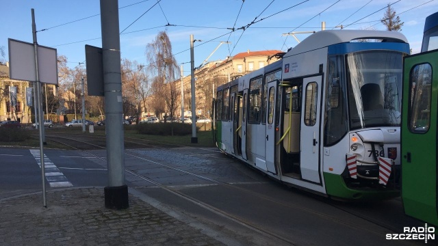 Awaria zasilania sieci trakcyjnej w okolicach placu Szarych Szeregów w Szczecinie. Przez pół godziny nie kursowały tramwaje linii 1, 5, 11 i 12.