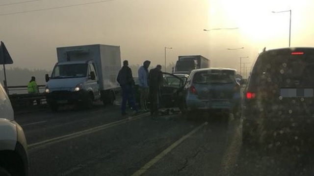 Jedna osoba została ranna w czołowym zderzeniu dwóch samochodów w okolicach szczecińskiego węzła Kijewo. Tym samym przejazd krajową dziesiątką w stronę Stargardu wzdłuż ulicy Zwierzynieckiej do godz. 10.30 był niemożliwy.