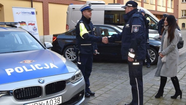 Cztery samochody trafiły do jednostek w Szczecinie, Policach, Świnoujściu i Gryfinie. Mają patrolować nie tylko polskie ulice, ale też przygraniczne, niemieckie.