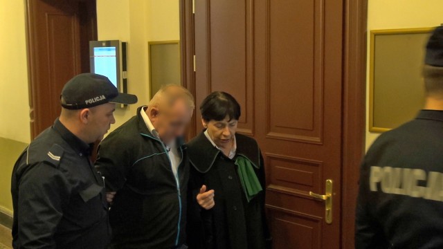 Nie chciałem go zabić - mówił w sądzie Marek P. który zadał swojemu koledze dwa ciosy siekierą w głowę. Przed Sądem Okręgowym w Szczecinie rozpoczął się proces o zabójstwo, do którego doszło w marcu ubiegłego roku w Świnoujściu.