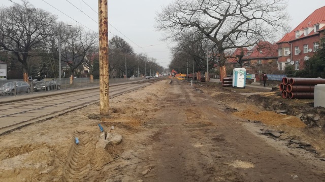 Rozebrany został już wiadukt przy ul. Pawła Jasienicy, przygotowany został także wykop pod trasę kanalizacji teletechnicznej na al. Wojska Polskiego. Podobnie jest przy przebudowie sieci wodociągowej na ulicach Fałata i Zaleskiego.