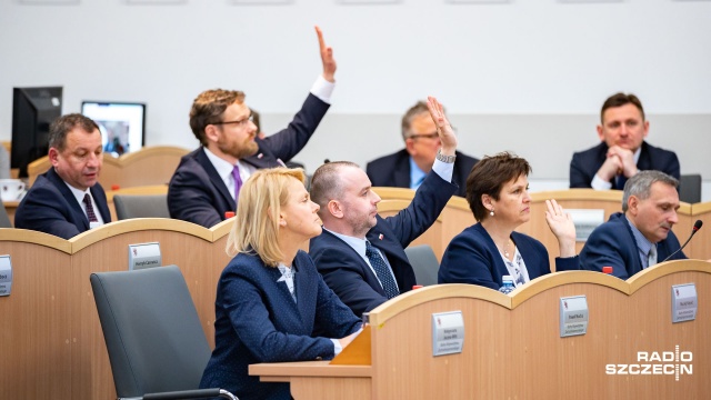 Radni PiS pytają czy mąż jednej z radnych powinien być jednocześnie prawnikiem, który wspomaga opiniami pracę sejmiku, a w którym to sejmiku jego żona sprawuje funkcję radnej. Chodzi o Teresę Kalinę z PO oraz jej męża Stanisława Kalinę.