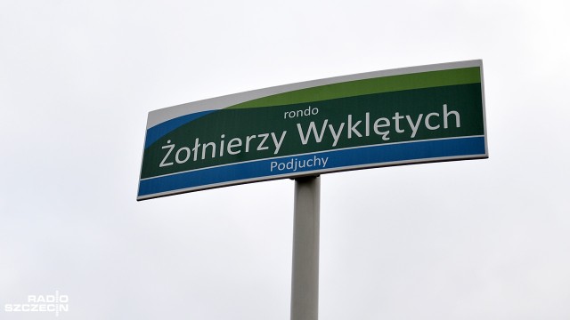 Członkowie Prawa i Sprawiedliwości zapaleniem zniczy na rondzie w Podjuchach uczcili w piątek pamięć Żołnierzy Wyklętych.