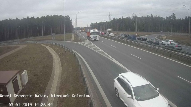 Samochody przed remontowanym odcinkiem trasy zatrzymują się już niemal za Węzłem Kijewo. Zator można ominąć jadąc ze Szczecina przez Dąbie, Załom, Kliniska Wielkie i Rurzycę. W ten sposób dojedziemy do Węzła Goleniów Południe i wrócimy na S3 bez kłopotów.