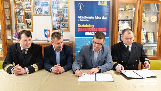 Akademia Morska w Szczecinie podpisała porozumienie z dużą firmą z branży IT - Global Logic. Współpraca ma polegać na wymianie doświadczeń, stażach i praktykach w firmie. A co za tym idzie, firma z sektora IT ustawiła się jako pierwsza w kolejce po absolwentów Informatyki na Akademii Morskiej.