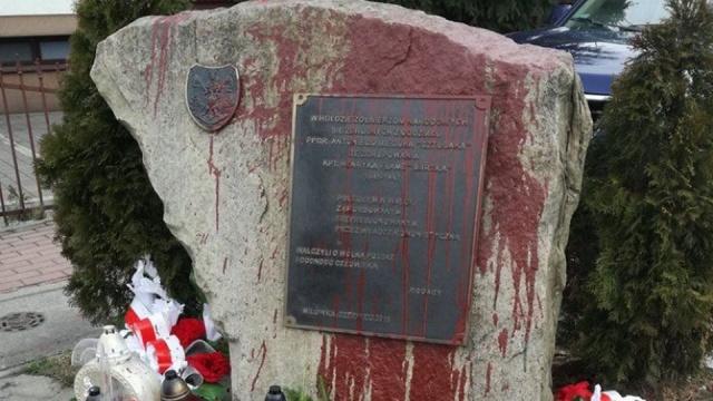 Czerwoną farbą został oblany pomnik Narodowych Sił Zbrojnych w Milówce w województwie śląskim. Policja poszukuje sprawców zniszczenia monumentu.