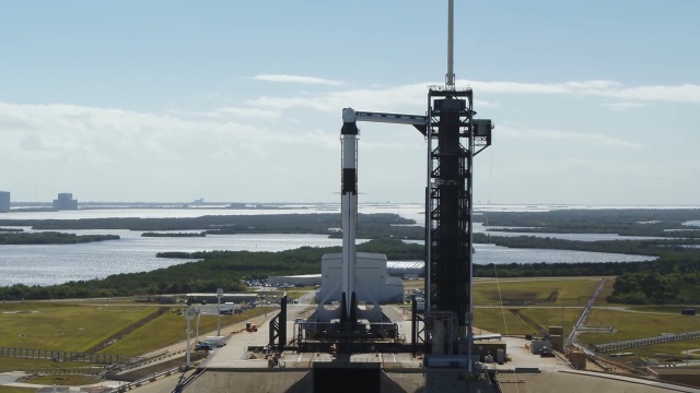 Należący do firmy SpaceX pojazd kosmiczny Crew Dragon zacumował do Międzynarodowej Stacji Kosmicznej. To kolejny krok na drodze do powrotu Stanów Zjednoczonych do załogowych lotów kosmicznych.