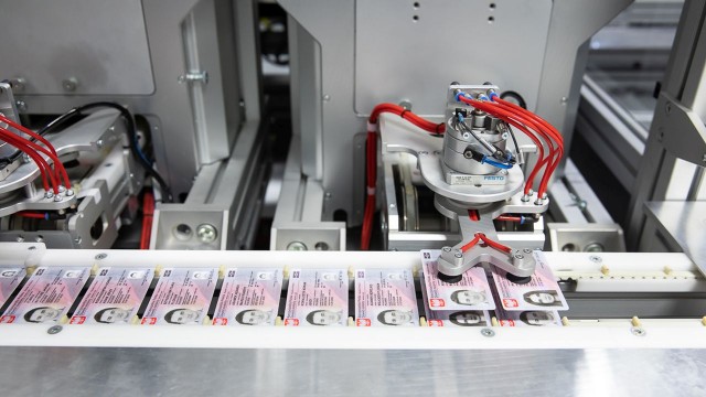 Od poniedziałku można składać wnioski o wydanie nowego dowodu osobistego. Dokument będzie miał specjalną, elektroniczną warstwę.