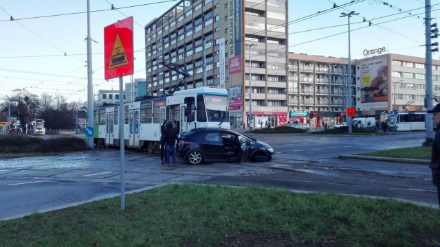 Kolizja tramwajowej jedynki z autem osobowym na placu Rodła, w stronę alei Wojska Polskiego. Przejazd jest zablokowany. Tramwaje linii 1, 5, 11 i 12 podróżują objazdem przez Bramę Portową i ulicę Bolesława Krzywoustego.