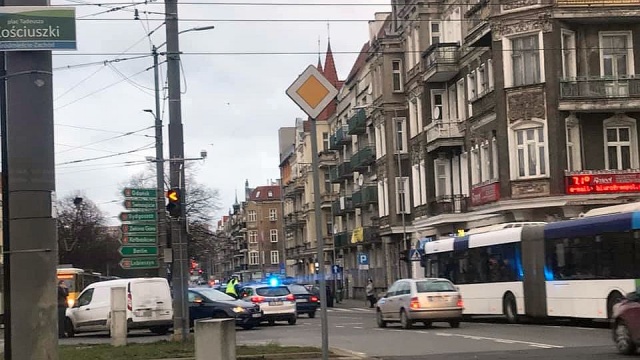 Uwaga jadący przez plac Kościuszki w Szczecinie. W stronę alei Bohaterów Warszawy zderzyły się dwa samochody osobowe.