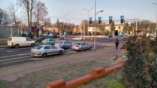Potrącenie pieszego na ulicy Chopina w Szczecinie. Zablokowany jest jeden pas ruchu w kierunku centrum miasta przy skrzyżowaniu z ulicą Wszystkich Świętych.