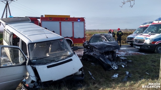 W okolicy miejscowości Stramnica niedaleko Kołobrzegu osobówka zderzyła się z busem.