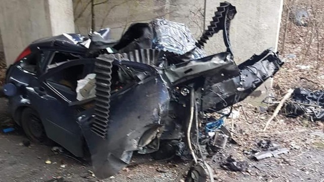 Jedna osoba zginęła na drodze powiatowej pomiędzy Starą Dąbrową a Białuniem (powiat stargardzki). Z nieznanych przyczyn samochód osobowy zjechał z drogi i uderzył w betonowy słup filaru wiaduktu chociwelki.