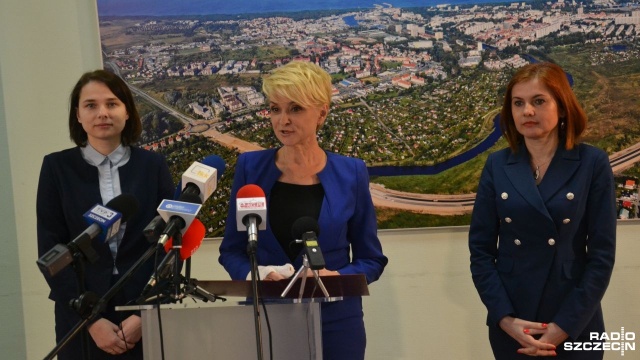 Miejscowi samorządowcy podsumowali w piątek pierwsze 100 dni nowej kadencji. Rządząca w Kołobrzegu Anna Mieczkowska w swoim wystąpieniu mówiła, że pierwsze miesiące w urzędzie poświęciła na realizację dużego projektu Kołobrzeskiej Karty Mieszkańca czy przygotowanie do audytów w miejskich spółkach.