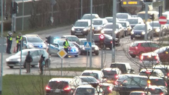 W okolicach skrzyżowania z ulicą Warcisława doszło do potrącenia motocyklisty przez samochód osobowy. Zablokowany jest przejazd od ul. Wszystkich Świętych w kierunku ul. Wilczej.