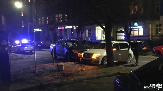 Trzy osoby zostały poszkodowane wskutek zderzenia dwóch samochodów osobowych, Mercedesa i Nissana. Ul. Wielkopolska przed godz. 20 była częściowo nieprzejezdna. Na miejscu pracowali policjanci drogówki.