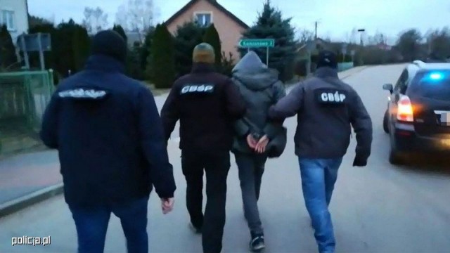 Dwaj mężczyźni zatrzymani w sprawie porwania 3-letniej Amelii i jej matki w sobotę zostaną przesłuchani przez prokuratora.