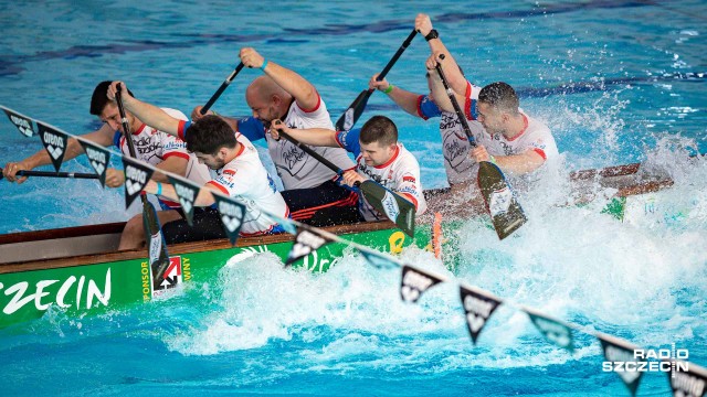 W smoczych łodziach na szczecińskim basenie rywalizowali w sobotę najlepsi zawodnicy w kraju.