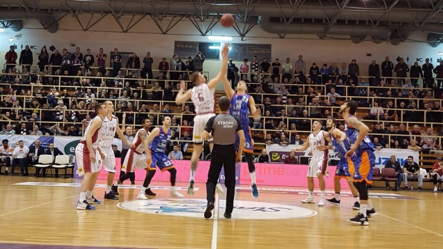 Koszykarze Spójni przegrali z HydroTruckiem Radom 80:83 w rozgrywkach o mistrzostwo Polski. Oba zespoły walczą o utrzymanie w Energa Basket Lidze i po niedzielnej wygranej bliżej zapewnienia sobie ligowego bytu są radomianie.