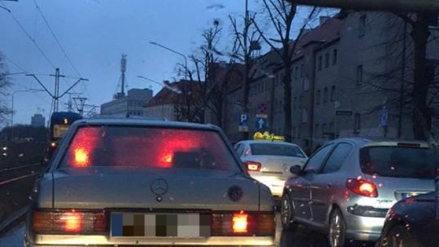 Zakorkowana jest ulica Mickiewicza przy stadionie Pogoni Szczecin - to w związku z zakończonym meczem. Nogę z gazu trzeba zdjąć także przy sąsiadujących ulicach: Traugutta, Poniatowskiego, Wojska Polskiego i Witkiewicza.