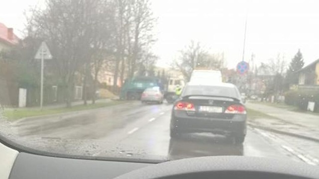 Ciężarówka wywożąca gruz około godziny blokowała przejazd na ulicy Pokoju w Szczecinie. Jeden pas ruchu przy dojeździe do centrum Szczecina był całkowicie zablokowany.