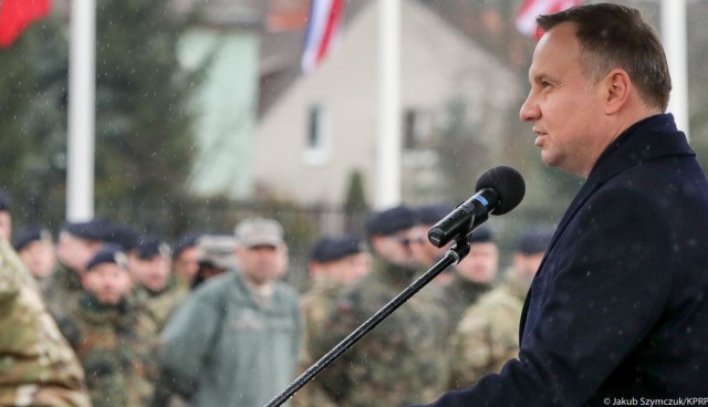 Prezydent Andrzej Duda zapowiedział, że 12 Szczecińska Dywizja Zmechanizowana zacieśni współpracę z dowództwem Wielonarodowego Korpusu Północ-Wschód. Prezydent przemawiał w poniedziałek w Kwaterze Głównej Korpusu w Szczecinie z okazji 20-lecia Polski w NATO.