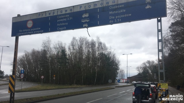Prawie kilometrowy korek utworzył się przed dojazdem do przeprawy karsiborskiej w Świnoujściu.