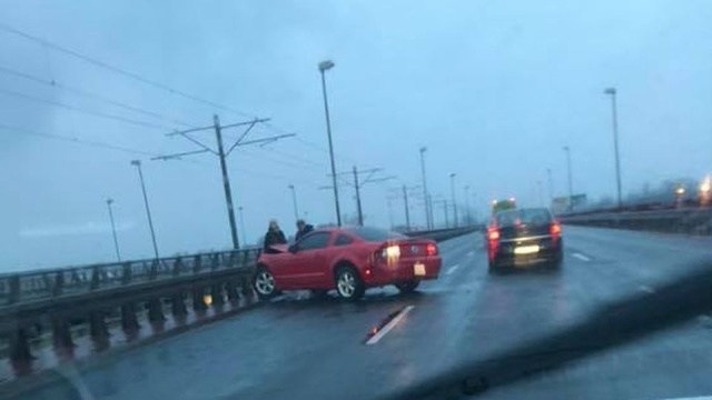 Problemy z przejazdem mają kierowcy wjeżdżający do Szczecina - na moście Pionierów samochód osobowy wjechał w barierę i blokuje przejazd w stronę centrum miasta. Zajęty jest lewy pas jezdni. Korek na moście sięga niemal skrzyżowania z ulicą Leszczynową.