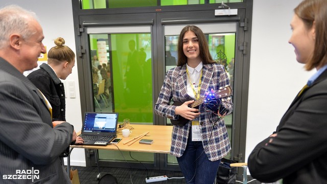 Bioniczna proteza ręki, rękawice wspomagające naukę gry na ukulele oraz wykrywacz raka - to tylko część projektów naukowych, które w piątek w Technoparku Pomerania zostały przedstawione przez uczniów z całej Polski, w ramach Festiwalu Naukowego E(x)plory.