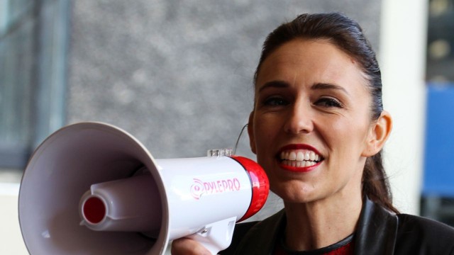 Premier Nowej Zelandii zapowiedziała zaostrzenie przepisów regulujących dostęp do broni palnej. Jacinda Ardern powiedziała, że takiego właśnie działania oczekuje społeczeństwo jej kraju po masakrze w dwóch meczetach w Christchurch.