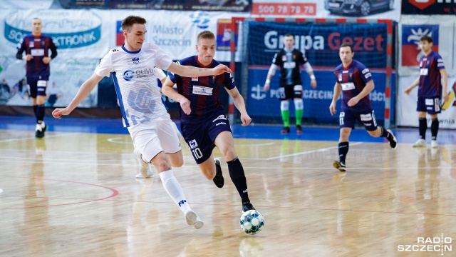 Halowi piłkarze Pogoni 04 zdobyli cenne trzy punkty w walce o utrzymanie w rozgrywkach o mistrzostwo Polski. Szczecinianie pokonali w sobotę AZS Gdańsk 5:2 w meczu ekstraklasy futsalu.