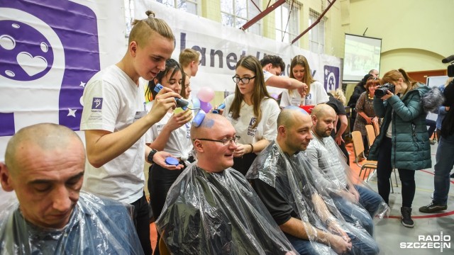 Ogolili swoje głowy w akcie solidarności z osobami chorymi na raka. W budynku Uniwersytetu Szczecińskiego przy ulicy Mickiewicza odbył się finał akcji Planet Head Day.