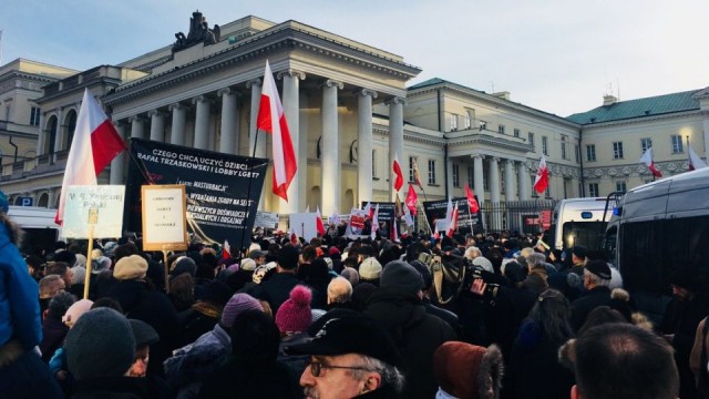 Przed warszawskim Ratuszem odbył się protest rodziców i organizacji prorodzinnych. To odpowiedź na działania prezydenta stolicy Rafała Trzaskowskiego w związku z podpisaną przez niego deklaracją Warszawska Polityka Miejska na rzecz społeczności LGBT.