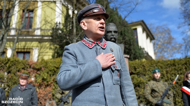 Kilkunastu uczniów ze szczecińskich szkół, piłsudczycy i żołnierze wzięli udział we wtorkowych uroczystościach przed popiersiem Marszałka na pl. Szarych Szeregów.