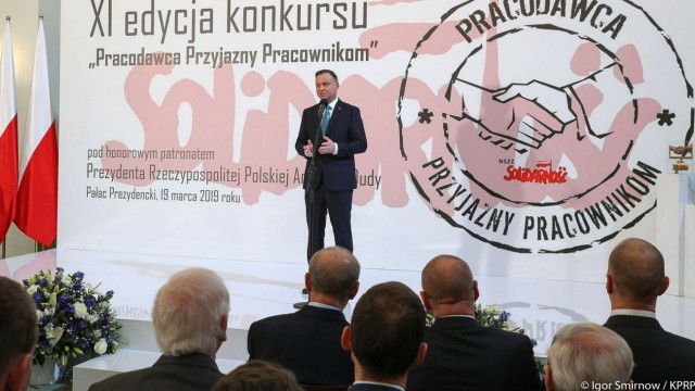 Prezydent Andrzej Duda wierzy, że uda się osiągnąć porozumienie w kwestii podwyżek dla nauczycieli bez szkody dla polskiej młodzieży. Związek Nauczycielstwa Polskiego domaga się podwyżki o 1000 złotych.