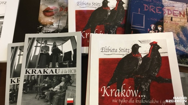 Szczecińscy fotograficy Elżbieta i Timm Sttz pojechali na miesiąc do Krakowa, by na nowo sfotografować miasto. Powstały z tego dwie opowieści i dwie książki. Elżbieta napisała Kraków nie tylko dla krakowiaków i górali, a Timm Krakau a la HCB.