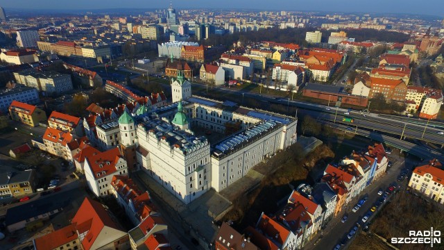 Jeżeli zawinili ludzie to nie będzie świętych krów - zapewniał szef zachodniopomorskiego SLD. Chodzi o katastrofę budowlaną na Zamku Książąt Pomorskich. Niespełna dwa lata po zawaleniu się części jednego skrzydła zabytku - stało się to w maju 2017 roku - wciąż nie znamy przyczyn tego zdarzenia.