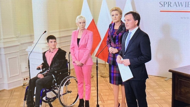 Ministerstwo Sprawiedliwości przekaże prawie 40 milionów złotych na budowę kliniki Budzik dla dorosłych. Umowę podpisali szef resortu Zbigniew Ziobro i szefowa fundacji Akogo Ewa Błaszczyk.
