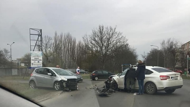 Dwa samochody zderzyły się przed przejazdem kolejowym na ulicy Cukrowej w Szczecinie. Jedna osoba - kobieta - jest już pod opieką ratowników medycznych.