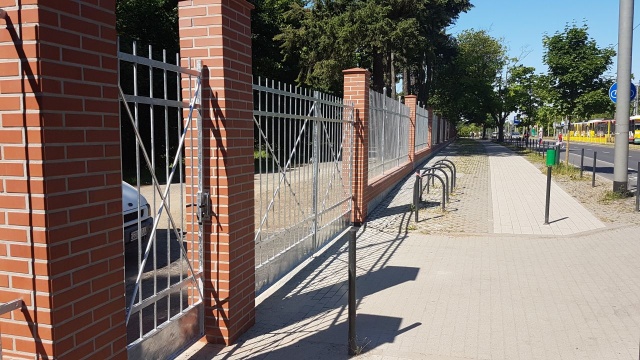 Kto wyremontuje sto metrów zniszczonego ogrodzenia przy Cmentarzu Centralnym w Szczecinie Tego dowiemy się na początku kwietnia. Do tego czasu zainteresowane firmy mogą składać swoje oferty.