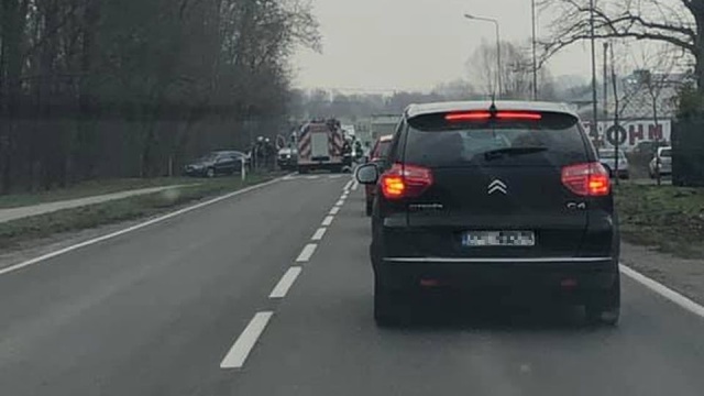 Dwa samochody osobowe zderzyły się na wyjeździe z Dobrej w stronę Lubieszyna.