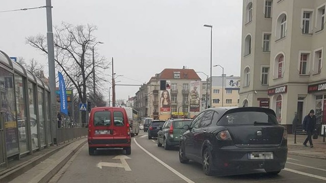 W wyniku awarii nie działa sygnalizacja świetlna. Jak informuje Zarząd Dróg i Transportu Miejskiego usterka jest poważna, a służby pracują nad jej usunięciem.