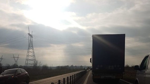 Mocno utrudniony był w czwartek po południu przejazd krajową dziesiątką na obwodnicy Kobylanki. Przyczyną utrudnień był TIR, w którym pękła przednia lewa opona.