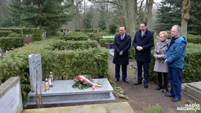 Pamiętają o tych, którzy w czasie II wojny światowej pomagali ratować Żydów. Delegacja szczecińskiego Instytutu Pamięci Narodowej odwiedziła w piątek na Cmentarzu Centralnym groby Sprawiedliwych wśród Narodów Świata.