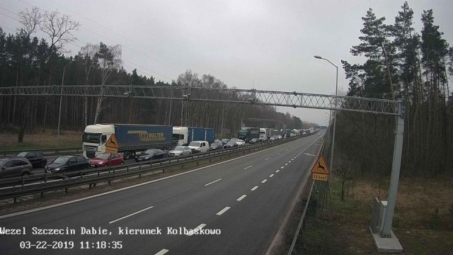 Podszczecińska autostrada A6 była przyblokowana. Między Węzłem Dąbie a Rzęśnicą w obu kierunkach tworzyły się korki.