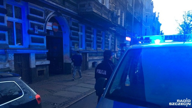 Cztery zastępy straży pożarnej interweniowały w kamienicy przy ul. Piłsudskiego. Po godzinie 18 strażacy otrzymali zgłoszenie o zadymieniu w jednym z mieszkań. Po przyjeździe na miejsce okazało się, że zagrożenia już nie ma.