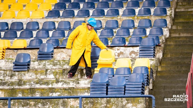 Krzesełka znikają ze stadionu Pogoni Szczecin.