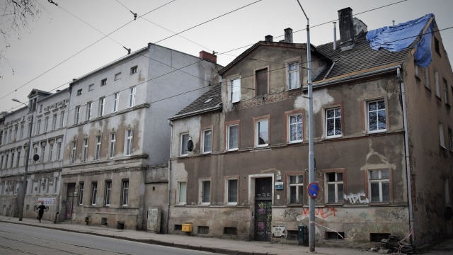 Przedwojenne kamienice na szczecińskich Pomorzanach doczekają się remontu. Zmodernizowane będą dachy, elewacje i klatki schodowe. Pierwsza odnowiona będzie kamienica przy al. Powstańców Wielkopolskich 36.