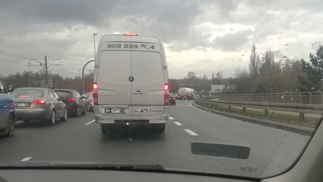 Zakorkowana jest nitka wjazdowa w okolicach Basenu Górniczego. Przed godziną 17 doszło tam do zderzenia trzech pojazdów.